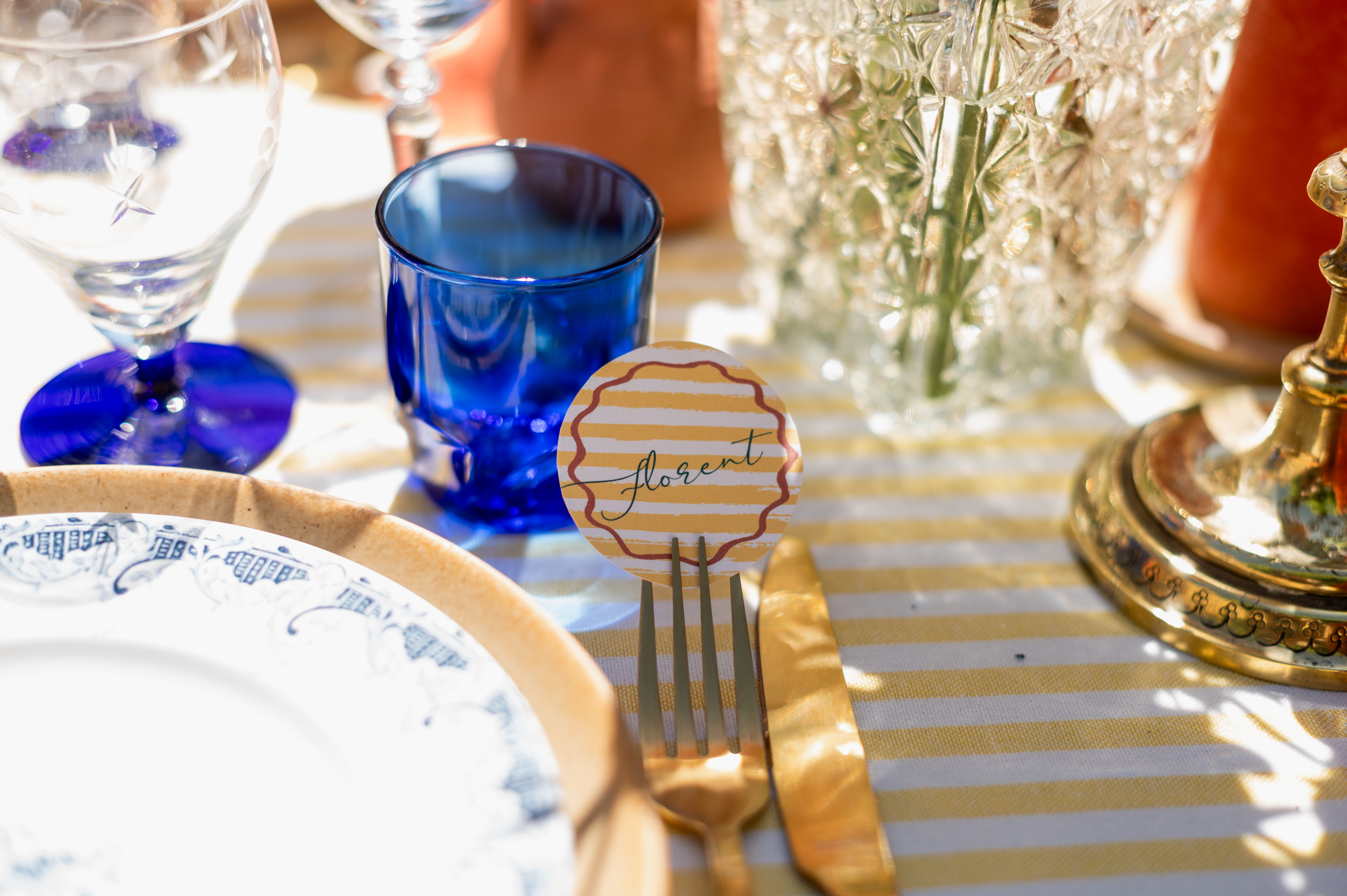 marque place mariage moderne ondes tendance bleu orange jaune couleur vives